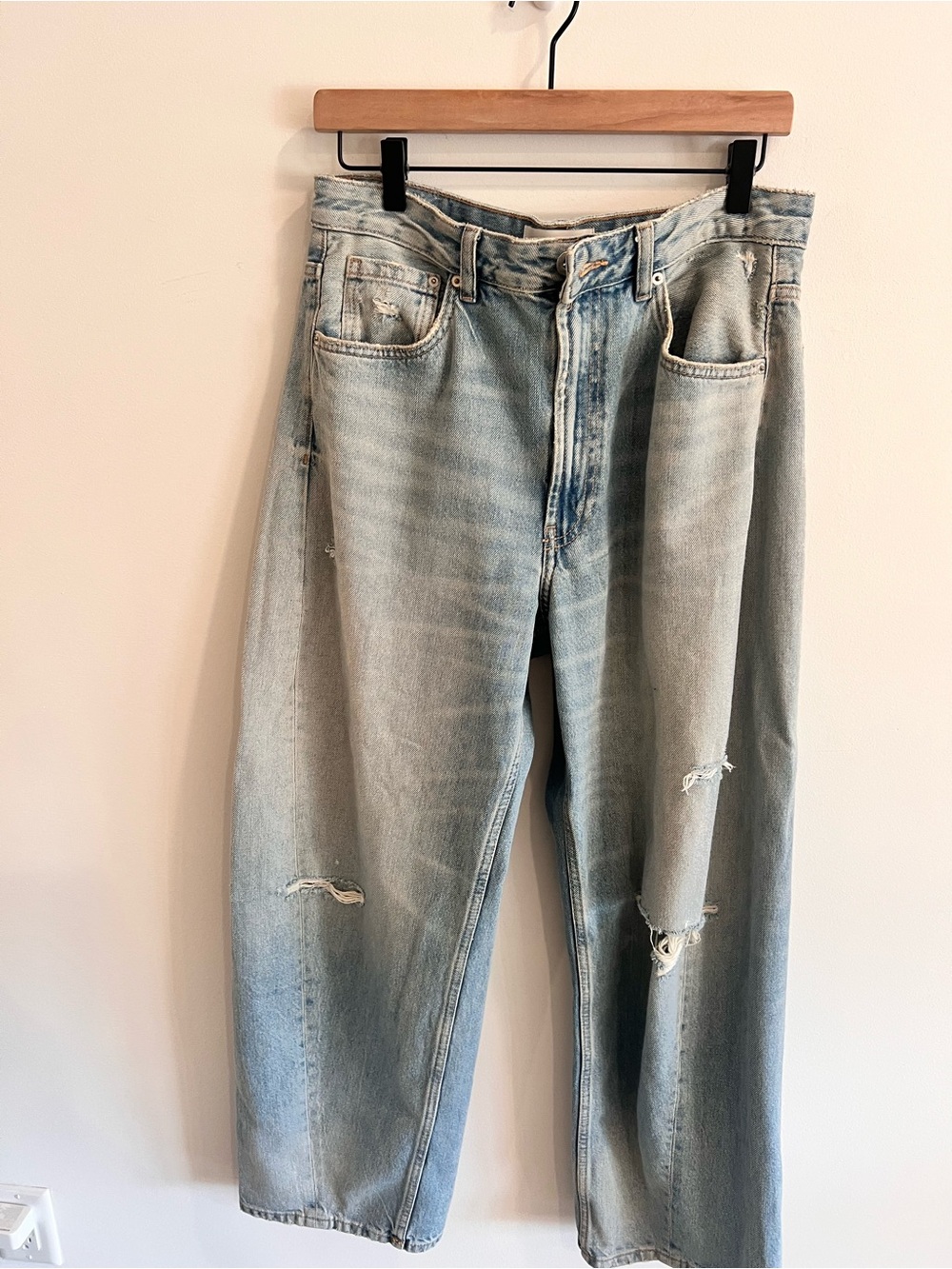 Zara Light Wash Distressed Relaxed straight leg Jeans, Size 6
